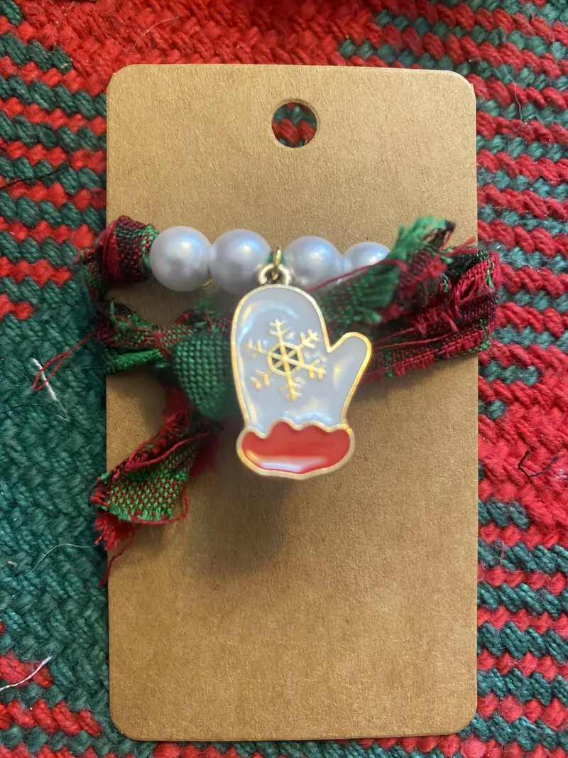 White Mittens Pendant With Pearl Details 1